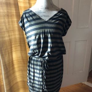 Súper cute and comfy Tori Richard dress.